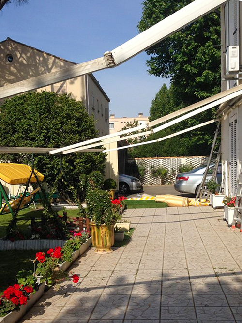Structure store banne nue, sans toile Bras articulés du store une fois la toile usée retirée