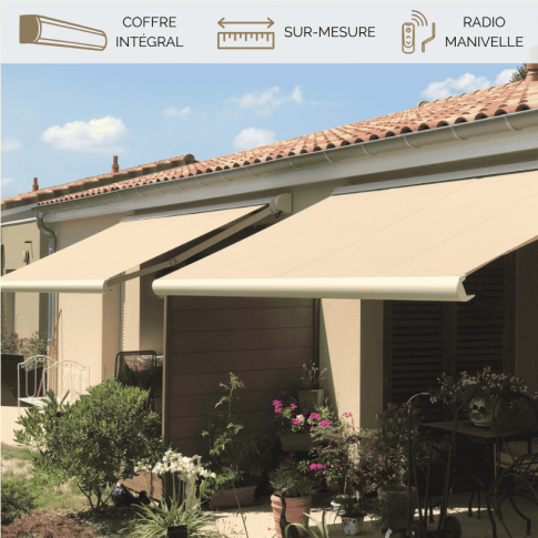 Store banne sur mesure Storbox300 Ivoire sur une maison plein pied