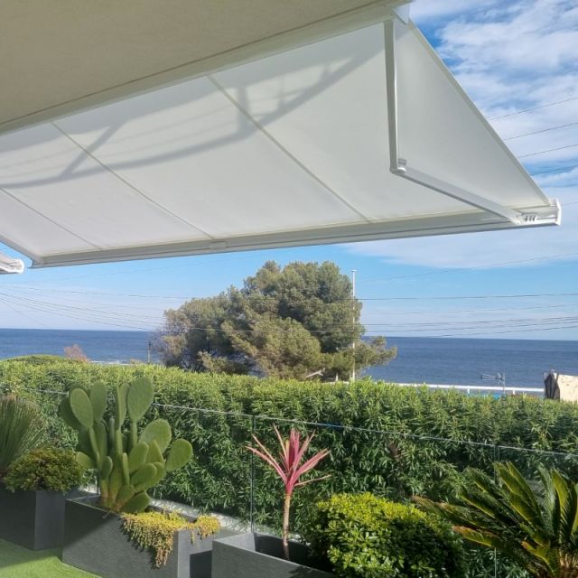 Store banne 4x3.5 motorisé Solares dans le Var